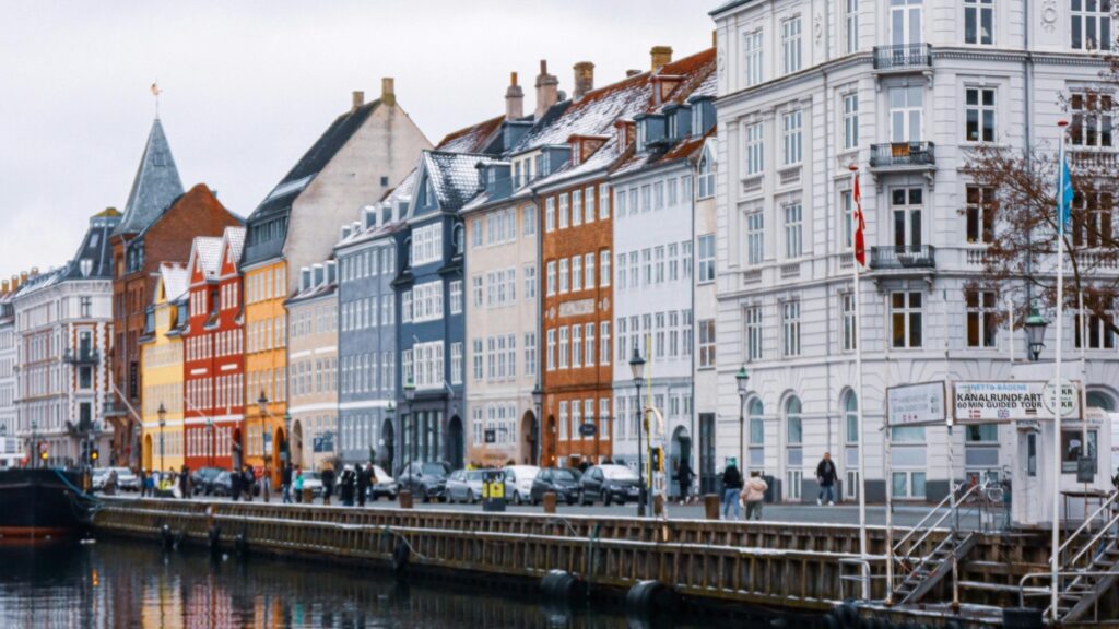 How WhatsApp influencers in Iceland can collaborate with brands in France
