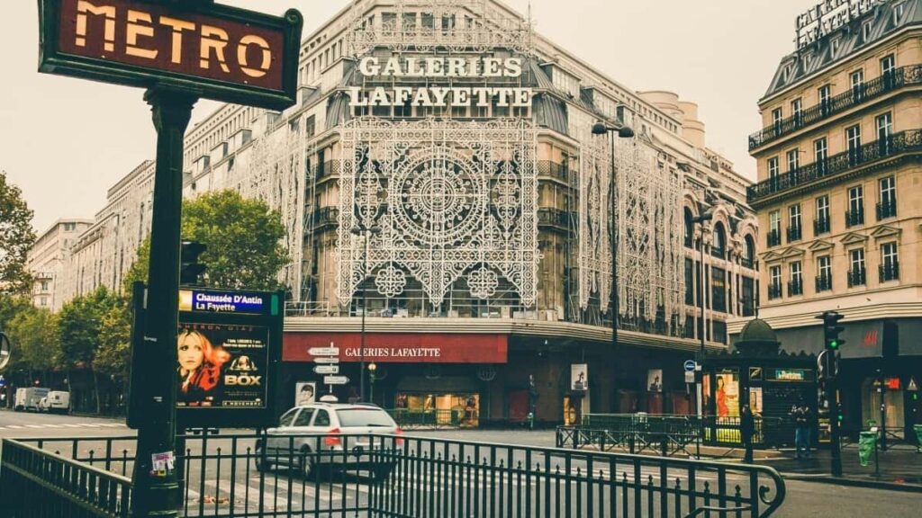 Hagnyt leiarvisir fyrir auglysendur a Islandi: hvernig finna mexikoska Netflix-skopun til a birta staarleisogur gerar af innfddum skopuum hofundum.