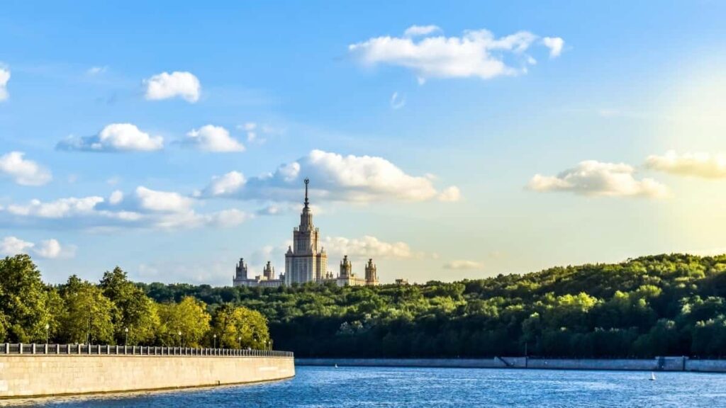 Leiarvisir fyrir islenska skopun: hvernig na til Ukrainu-vorumerkja a Pinterest og bua til lag-vibragsmyndbond sem selja hugmyndina.
