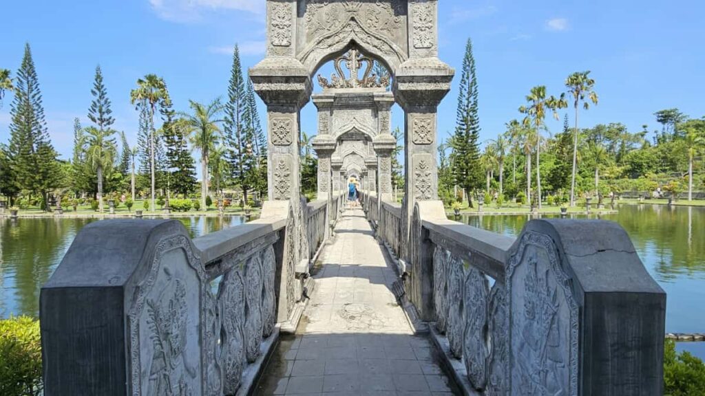 Handbok fyrir islenska auglysendur: hvernig finna, meta og na til yskra Disney+ creators til a kynna nyjar vorur me raunsrri ageraratlun.