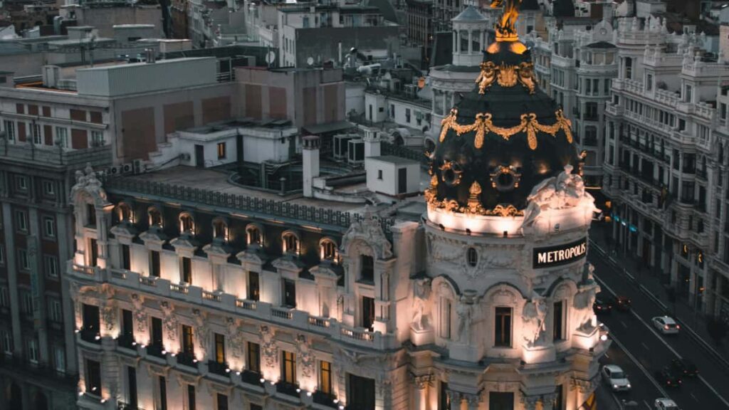 Leiarvisir fyrir islenska skapara: hvernig na til marokkoskra vorumerkja a vkontakte til samstarfs um styling-challenges.