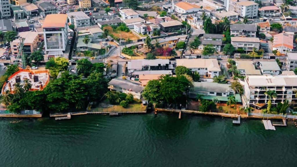 Leibeining um hvernig auglysendur a Islandi finna Sviss-Shopee skopunaraila til a auka synileika ferabunaar me UGC, me aherslu a stefnu, verkfri og gagnadrifna nalgun.