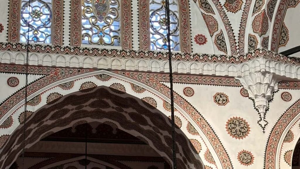 Hagnyt leiarvisi fyrir islenska auglysendur um a hitta og virkja Kina-Zalo creators til a na til tonlistarfans me hofundarefni og OST-samvinnu.